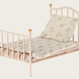 Lit vintage rose