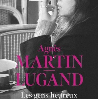 Les gens heureux lisent et boivent du café
