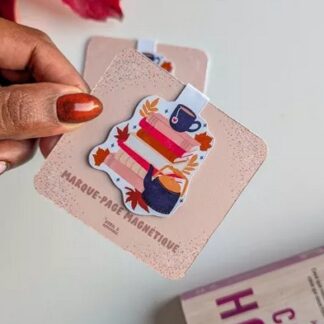 Marque-page: Pile de livres et thé