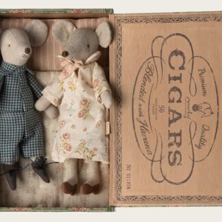 Grand-mère et grand-père et leur boîte à cigares